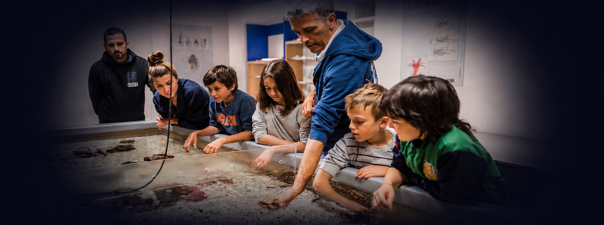 Bambini partecipano a un’attività educativa interattiva all’Acquario di Genova